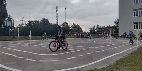 Powiększ grafikę: w-dniu-dzisiejszym-w-naszej-szkole-odbyly-sie-wyjatkowe-zajecia-poswiecone-bezpieczenstwu-i-umiejetnosciom-rowerowym-w-ktorych-udzial-wziela-klasa-va-635343.jpg