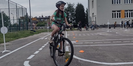 Powiększ grafikę: w-dniu-dzisiejszym-w-naszej-szkole-odbyly-sie-wyjatkowe-zajecia-poswiecone-bezpieczenstwu-i-umiejetnosciom-rowerowym-w-ktorych-udzial-wziela-klasa-va-635344.jpg