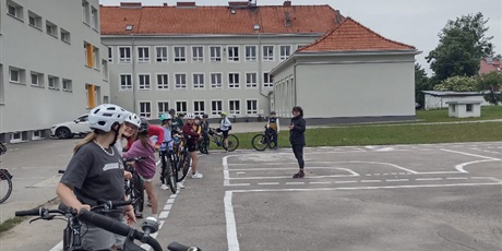 Powiększ grafikę: w-dniu-dzisiejszym-w-naszej-szkole-odbyly-sie-wyjatkowe-zajecia-poswiecone-bezpieczenstwu-i-umiejetnosciom-rowerowym-w-ktorych-udzial-wziela-klasa-va-635347.jpg