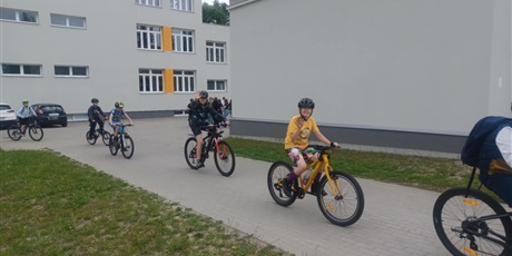 Powiększ grafikę: w-dniu-dzisiejszym-w-naszej-szkole-odbyly-sie-wyjatkowe-zajecia-poswiecone-bezpieczenstwu-i-umiejetnosciom-rowerowym-w-ktorych-udzial-wziela-klasa-va-635349.jpg