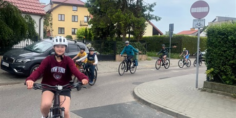 Powiększ grafikę: w-dniu-dzisiejszym-w-naszej-szkole-odbyly-sie-wyjatkowe-zajecia-poswiecone-bezpieczenstwu-i-umiejetnosciom-rowerowym-w-ktorych-udzial-wziela-klasa-va-635350.jpg