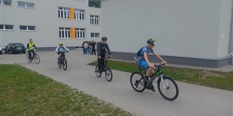 Powiększ grafikę: w-dniu-dzisiejszym-w-naszej-szkole-odbyly-sie-wyjatkowe-zajecia-poswiecone-bezpieczenstwu-i-umiejetnosciom-rowerowym-w-ktorych-udzial-wziela-klasa-va-635352.jpg