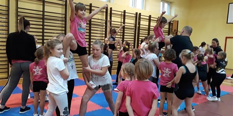 Powiększ grafikę: warsztaty-cheerleaders-24808.jpg