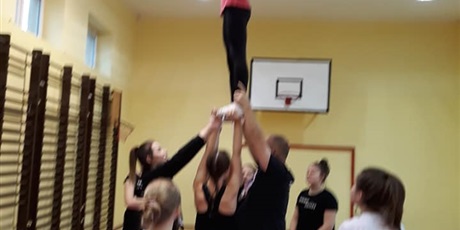 Powiększ grafikę: warsztaty-cheerleaders-24818.jpg