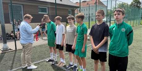 Powiększ grafikę: we-wtorek-i-srode-odbyly-sie-mistrzostwa-sp43-w-pilce-noznej-635383.jpg