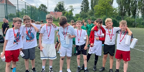 Powiększ grafikę: we-wtorek-i-srode-odbyly-sie-mistrzostwa-sp43-w-pilce-noznej-635391.jpg
