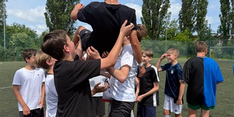 Powiększ grafikę: we-wtorek-i-srode-odbyly-sie-mistrzostwa-sp43-w-pilce-noznej-635414.jpg