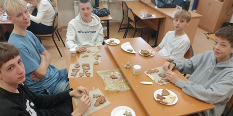 Wspólne dekorowanie pierniczków to już tradycja w klasie 8a