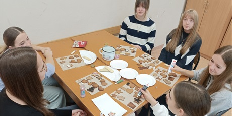 Powiększ grafikę: wspolne-dekorowanie-pierniczkow-to-juz-tradycja-w-klasie-8a-665540.jpg