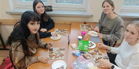 Powiększ grafikę: wspolne-dekorowanie-pierniczkow-to-juz-tradycja-w-klasie-8a-665541.jpg