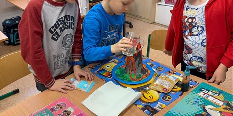 Powiększ grafikę: wybuchowe-zajecia-na-kole-przyrodniczym-665171.jpg