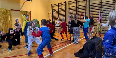 Powiększ grafikę: zabawa-karnawalowa-klas-1-3-586221.jpg