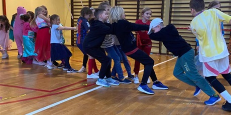 Powiększ grafikę: zabawa-karnawalowa-klas-1-3-586223.jpg